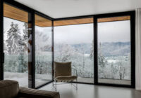 Zimowy komfort bez strat – jak połączenie nowoczesnych okien, drzwi i osłon chroni przed chłodem