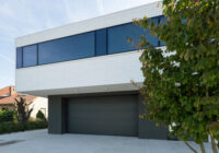 Dlaczego brama segmentowa WIŚNIOWSKI to wybór na długie lata?