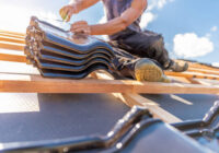 Dach, który oddycha – ale też nie przemaka. Jak dobrać warstwę wstępnego krycia do projektu domu?