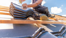 Dach, który oddycha – ale też nie przemaka. Jak dobrać warstwę wstępnego krycia do projektu domu?